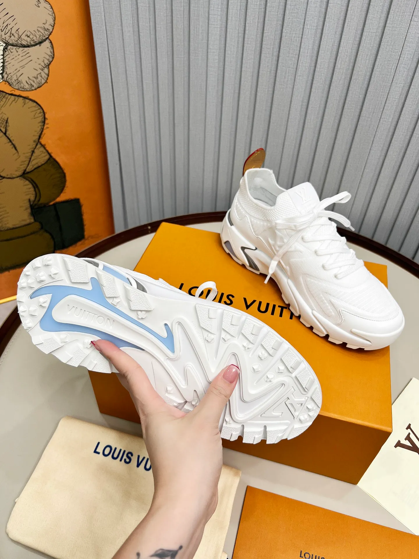 Top version: 560💰 LV Louis Vuitton L Jialu brand Runner Tatic series thick-soled casual sports shoes running shoes Original purchase development and production This LV Runner Tatic sports shoe is blended with fly-knit fabric material to interpret the inspiration of traditional mountaineering shoes. The LV letters are written on one side, the Louis Vuitton logo, and the light and wear-resistant rubber outsole complete the whole package. The delivery counter is exquisitely packaged🛍📦 ▪️Fabrics: Original imported custom fly-knit fabric ▪️Inner lining: Original custom-made breathable mesh ▪️Sole: Original molded anti-slip rubber combination material ▪️Sole thickness: 4CM ▪️Size: Men's 39-45
